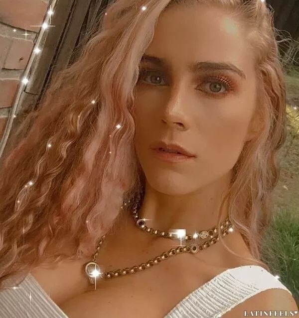 Manuela, 31