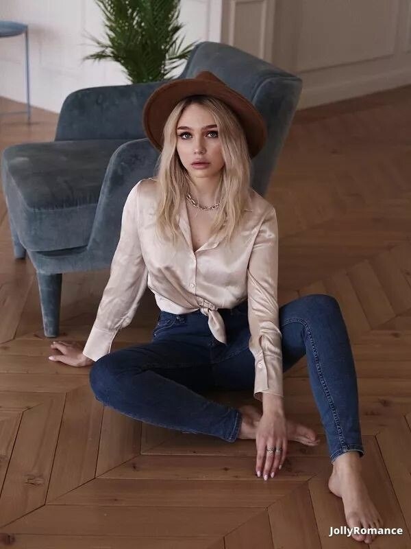 Veronica, 26